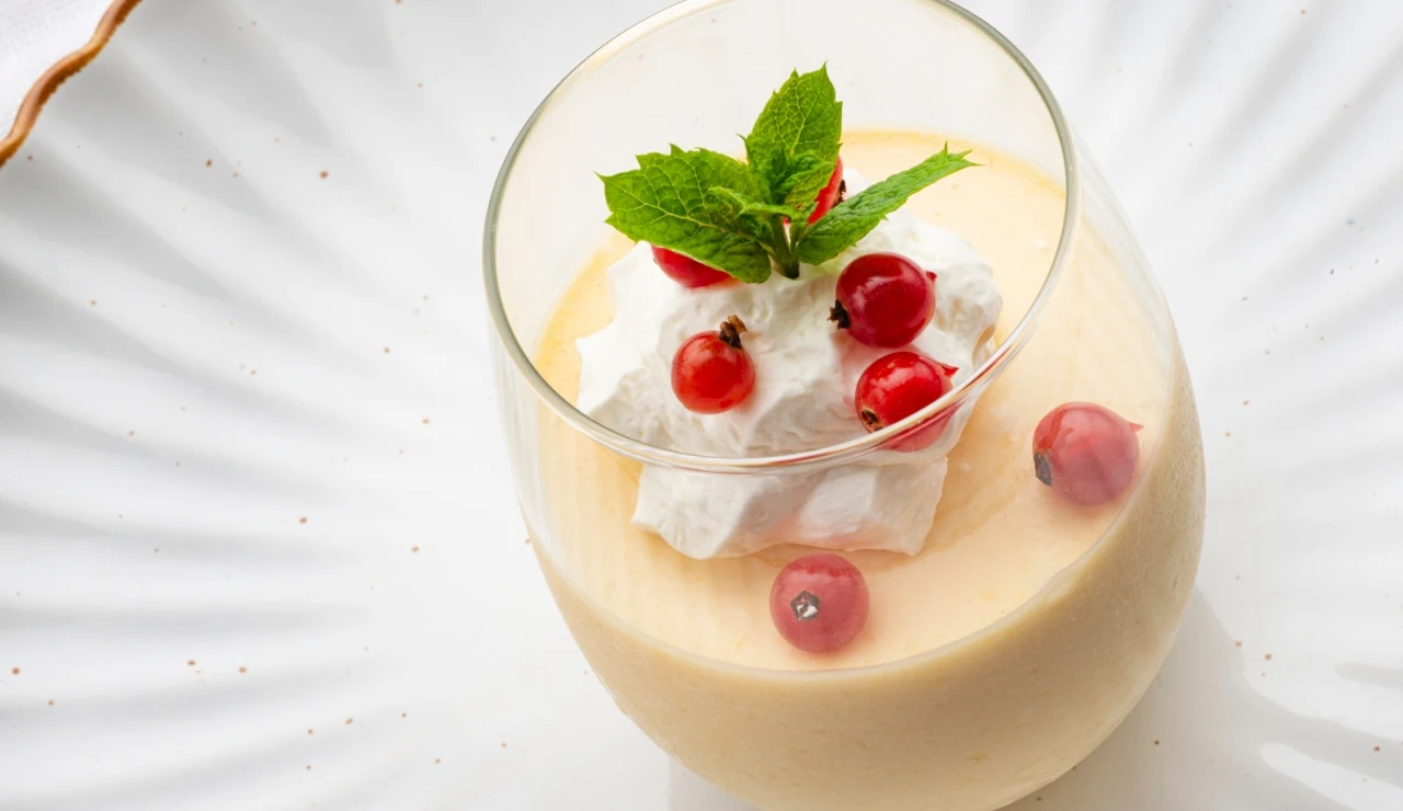 El postre exprés, veraniego y refrescante, de Karlos Arguiñano: mousse de nectarina