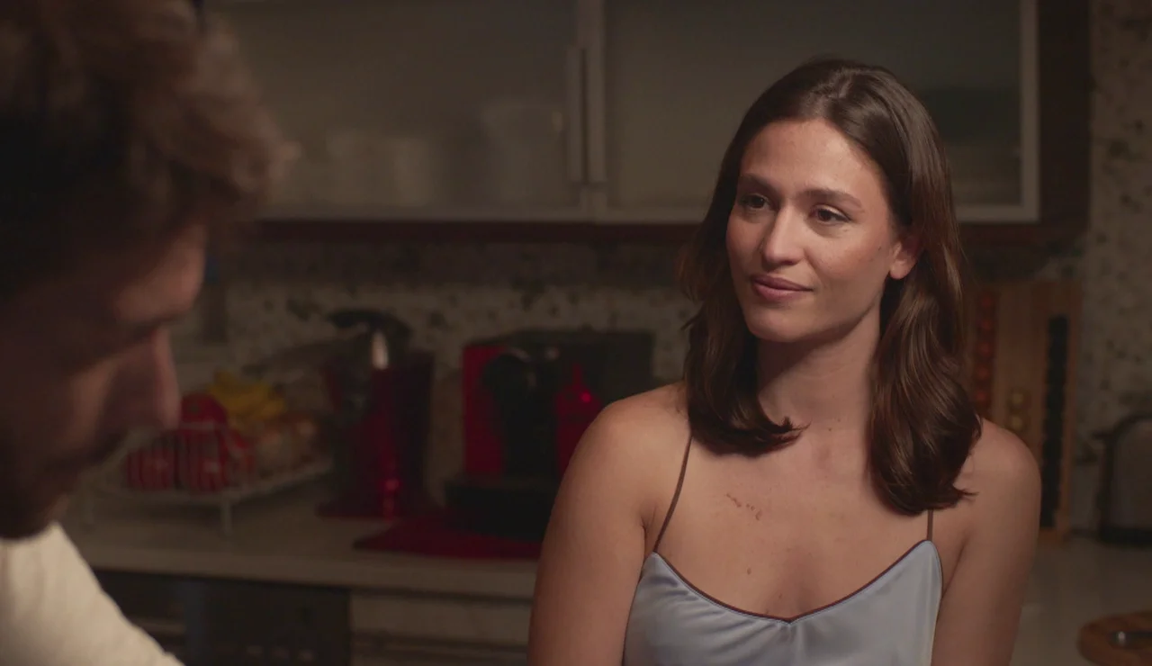 César abre su corazón a Amanda con una improvisada cena a medianoche