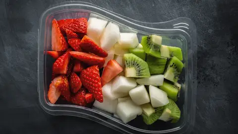 Fruta cortada en un recipiente Fruta cortada en un recipiente