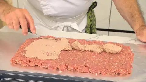 Extiende el pate sobre la carne y coloca encima, las lonchas de jamón y las de bacon Extiende el pate sobre la carne y coloca encima, las lonchas de jamón y las de bacon