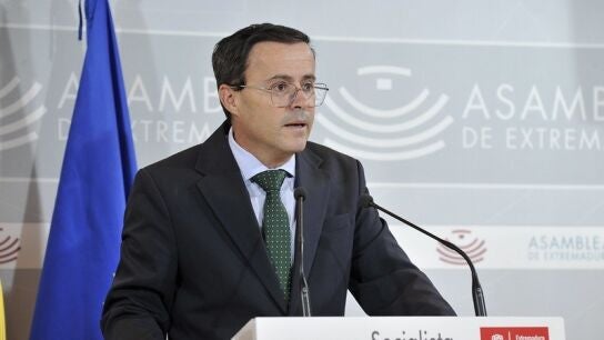El secretario general del PSOE de Extremadura, Miguel &Aacute;ngel Gallardo, en rueda de prensa
