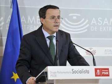 El secretario general del PSOE de Extremadura, Miguel Ángel Gallardo, en rueda de prensa