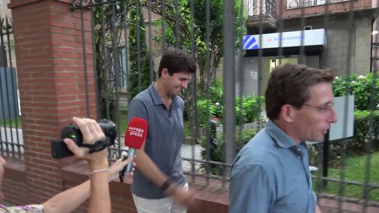 Juan Urquijo y Jos&eacute; Luis Mart&iacute;nez Almeida, a la salida del hospital