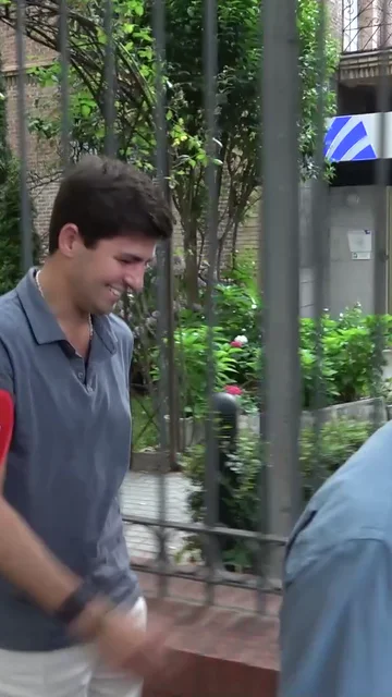 Juan Urquijo y José Luis Martínez Almeida, a la salida del hospital