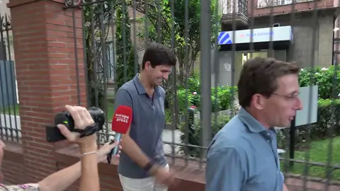 Juan Urquijo y José Luis Martínez Almeida, a la salida del hospital Juan Urquijo y José Luis Martínez Almeida, a la salida del hospital