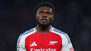 Thomas Partey en un partido con el Arsenal