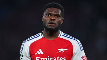 Thomas Partey en un partido con el Arsenal