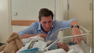 Mart&iacute;nez-Almeida presenta a su hijo Lucas con una foto desde el hospital