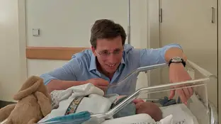 Martínez-Almeida presenta a su hijo Lucas con una foto desde el hospital Martínez-Almeida presenta a su hijo Lucas con una foto desde el hospital