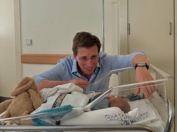 Martínez-Almeida presenta a su hijo Lucas con una foto desde el hospital