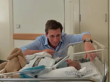 Martínez-Almeida presenta a su hijo Lucas con una foto desde el hospital Martínez-Almeida presenta a su hijo Lucas con una foto desde el hospital