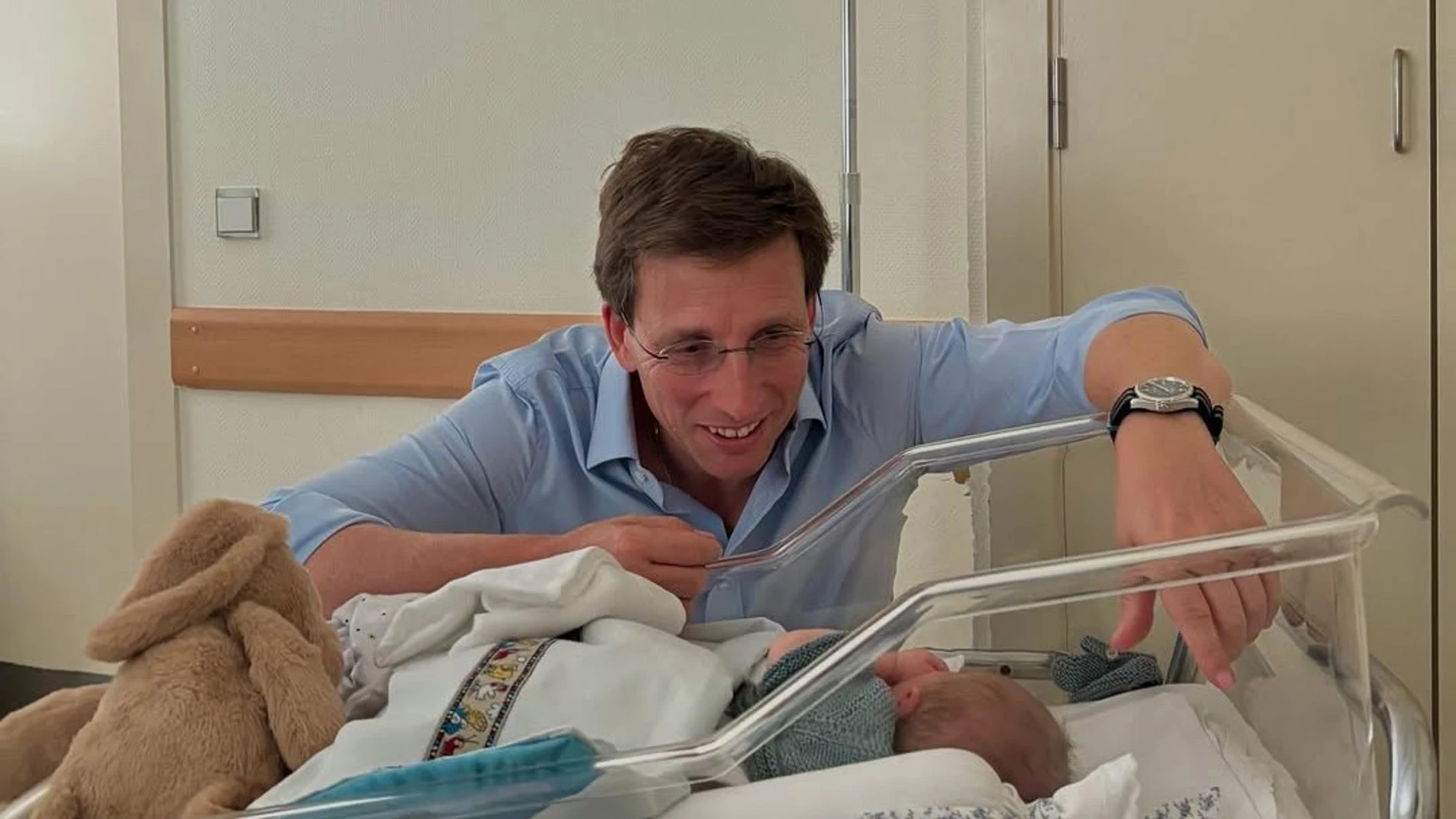 Martínez-Almeida presenta a su hijo Lucas con una foto desde el hospital Martínez-Almeida presenta a su hijo Lucas con una foto desde el hospital