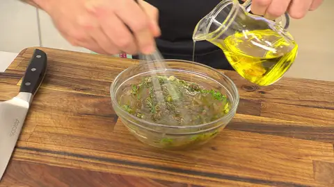 Sazona y agrega la mostaza, el vinagre y el aceite Sazona y agrega la mostaza, el vinagre y el aceite