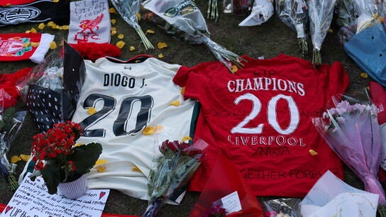 Homenaje a Diogo Jota en los exteriores de Anfield