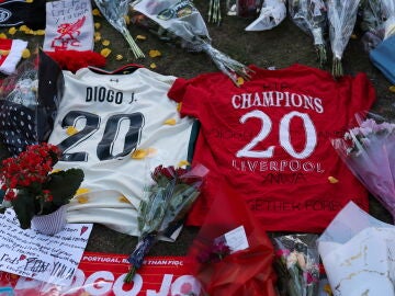 Homenaje a Diogo Jota en los exteriores de Anfield