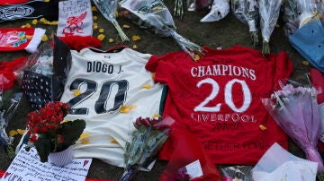 Homenaje a Diogo Jota en los exteriores de Anfield