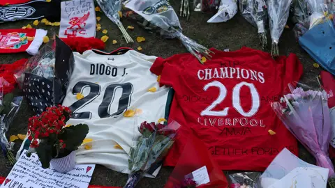 Homenaje a Diogo Jota en los exteriores de Anfield Homenaje a Diogo Jota en los exteriores de Anfield