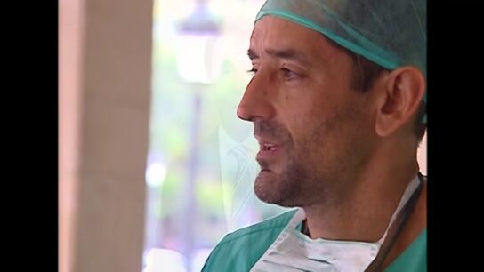 Efem&eacute;rides de hoy 11 de julio de 2025: El doctor espa&ntilde;ol Pedro Cavadas realiza el primer trasplante bilateral de piernas
