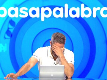 Manu lanza una broma sobre la edad de Roberto Leal y desata las risas en Pasapalabra 