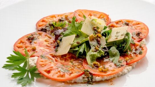 Joseba Argui&ntilde;ano: carpaccio de tomate sobre crema de anacardo, un entrante elegante, ligero, vegano y lleno de sabor