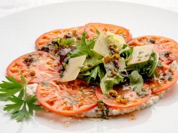 Joseba Arguiñano: carpaccio de tomate sobre crema de anacardo, un entrante elegante, ligero, vegano y lleno de sabor