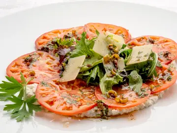 Joseba Arguiñano: carpaccio de tomate sobre crema de anacardo, un entrante elegante, ligero, vegano y lleno de sabor Joseba Arguiñano: carpaccio de tomate sobre crema de anacardo, un entrante elegante, ligero, vegano y lleno de sabor