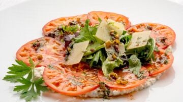 Joseba Arguiñano: carpaccio de tomate sobre crema de anacardo, un entrante elegante, ligero, vegano y lleno de sabor
