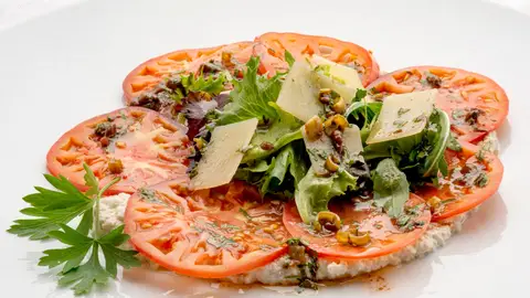 Joseba Arguiñano: carpaccio de tomate sobre crema de anacardo, un entrante elegante, ligero, vegano y lleno de sabor Joseba Arguiñano: carpaccio de tomate sobre crema de anacardo, un entrante elegante, ligero, vegano y lleno de sabor