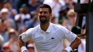 Novak Djokovic celebra su victoria ante Evans