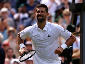 Novak Djokovic celebra su victoria ante Evans