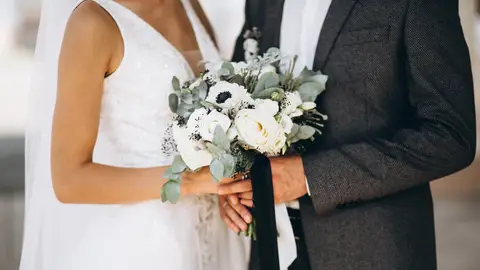 Novios con el ramo Novios con el ramo