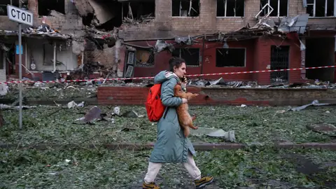 Una mujer con un perro pequeño es evacuada de un edificio residencial de cinco pisos en el distrito de Solomyanskyi, gravemente dañado por un ataque aéreo ruso el 4 de julio de 2025 en Kiev, Ucrania. Una mujer con un perro pequeño es evacuada de un edificio residencial de cinco pisos en el distrito de Solomyanskyi, gravemente dañado por un ataque aéreo ruso el 4 de julio de 2025 en Kiev, Ucrania.