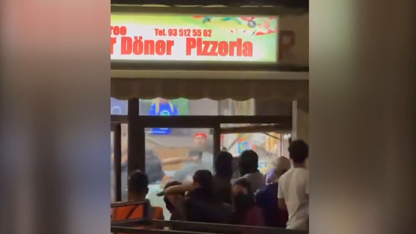 Vídeo: una batalla campal entre vecinos y okupas en Sabadell deja varios heridos por apuñalamiento