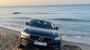 Se acercaron tanto a la orilla del mar con el coche que se quedaron encallados