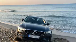 Se acercaron tanto a la orilla del mar con el coche que se quedaron encallados Se acercaron tanto a la orilla del mar con el coche que se quedaron encallados