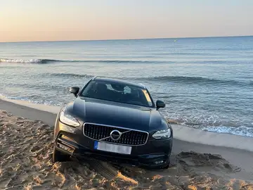 Se acercaron tanto a la orilla del mar con el coche que se quedaron encallados Se acercaron tanto a la orilla del mar con el coche que se quedaron encallados