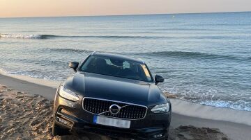 Se acercaron tanto a la orilla del mar con el coche que se quedaron encallados