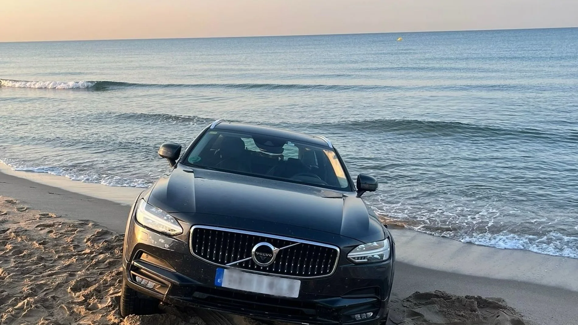 Se acercaron tanto a la orilla del mar con el coche que se quedaron encallados Se acercaron tanto a la orilla del mar con el coche que se quedaron encallados