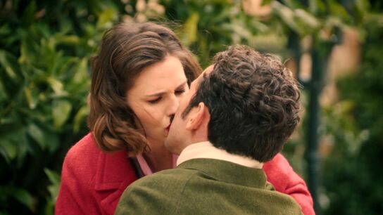 Chema le roba un beso a Claudia y ella&hellip; &iexcl;le da un bofet&oacute;n!