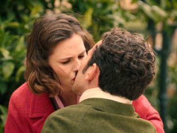 Chema le roba un beso a Claudia y ella&hellip; &iexcl;le da un bofet&oacute;n!