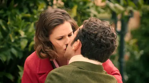 Chema le roba un beso a Claudia y ella… ¡le da un bofetón! Chema le roba un beso a Claudia y ella… ¡le da un bofetón!