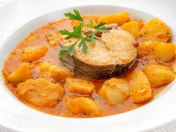 Merluza con patatas guisadas, de Arguiñano: "Un clásico de los guisos caseros, fácil y reconfortante" Merluza con patatas guisadas, de Arguiñano: "Un clásico de los guisos caseros, fácil y reconfortante"