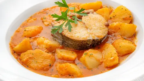 Merluza con patatas guisadas, de Arguiñano: "Un clásico de los guisos caseros, fácil y reconfortante" Merluza con patatas guisadas, de Arguiñano: "Un clásico de los guisos caseros, fácil y reconfortante"