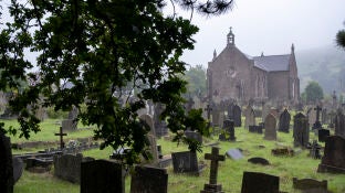 Una l&aacute;pida de un cementerio acaba con la vida de un ni&ntilde;o de cuatro a&ntilde;os