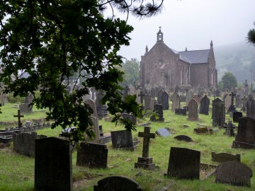 Una lápida de un cementerio acaba con la vida de un niño de cuatro años