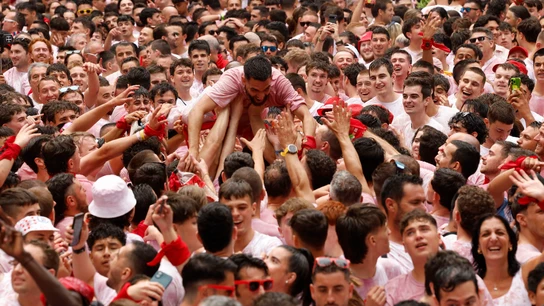 Una multitud celebra con vino el inminente comienzo de los Sanfermines Una multitud celebra con vino el inminente comienzo de los Sanfermines