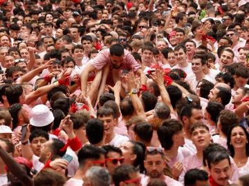 Una multitud celebra con vino el inminente comienzo de los Sanfermines
