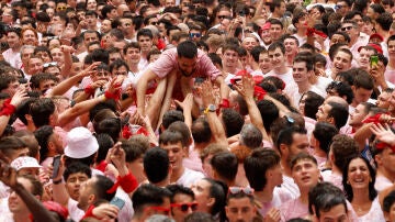 Una multitud celebra con vino el inminente comienzo de los Sanfermines