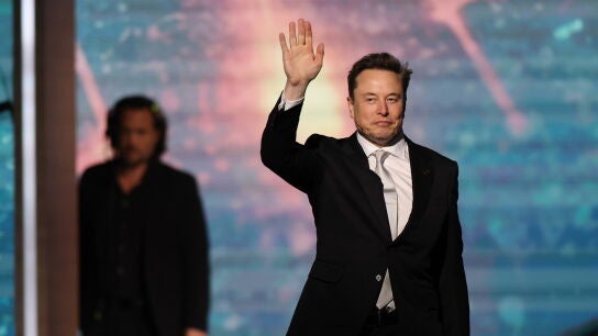 Elon Musk, director ejecutivo de SpaceX y xAI, asiste a un panel en el Foro de Inversi&oacute;n