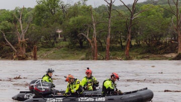 Miembros del Grupo de Trabajo 1 de Estados Unidos despliegan embarcaciones a lo largo del río Guadalupe tras una inundación destructiva en Kerrville el viernes 4 de julio de 2025.